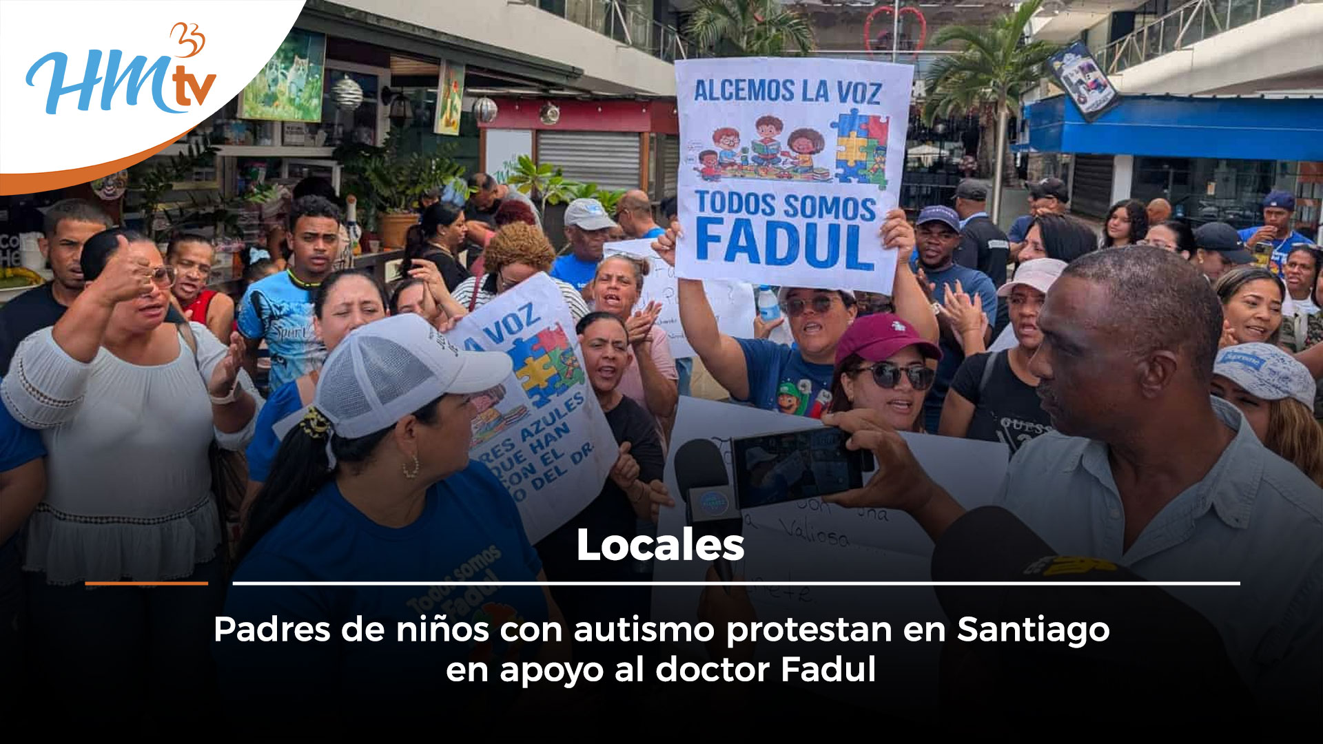 Padres de niños con autismo protestan en Santiago en apoyo al doctor Fadul